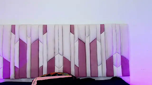 mia stanfort online show from October 19, 2025, 7:14 pm