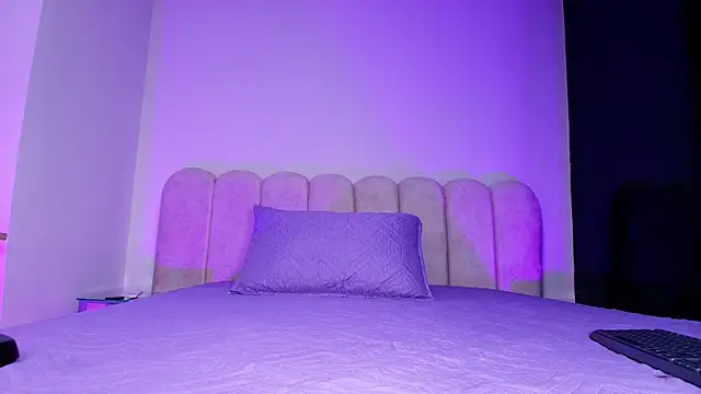 mia stanfort online show from November 24, 2025, 7:13 pm