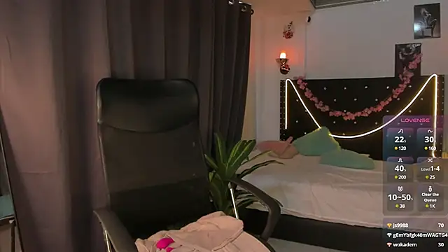 Snapshot of emilyrouxe chatting on February 16, 2025, 8:33 pm emilyrouxe online show from February 16, 2025, 8:33 pm