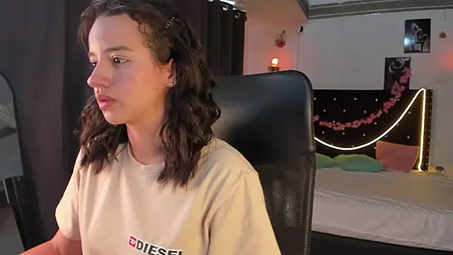 Snapshot of emilyrouxe chatting on March 2, 2025, 5:58 pm emilyrouxe online show from March 2, 2025, 5:58 pm