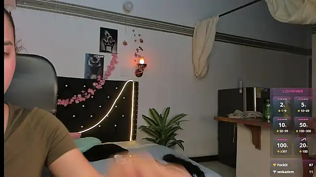 Snapshot of emilyrouxe chatting on March 5, 2025, 7:27 pm emilyrouxe online show from March 5, 2025, 7:27 pm