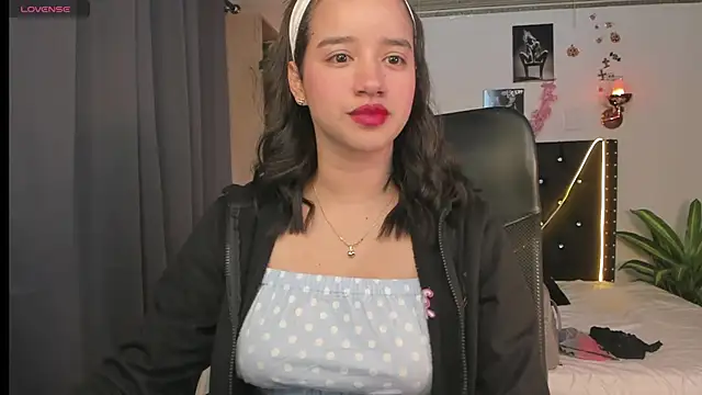 Snapshot of emilyrouxe chatting on March 7, 2025, 2:12 pm emilyrouxe online show from March 7, 2025, 2:12 pm