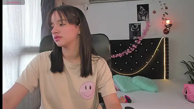 Snapshot of emilyrouxe chatting on March 14, 2025, 2:19 pm emilyrouxe online show from March 14, 2025, 2:19 pm