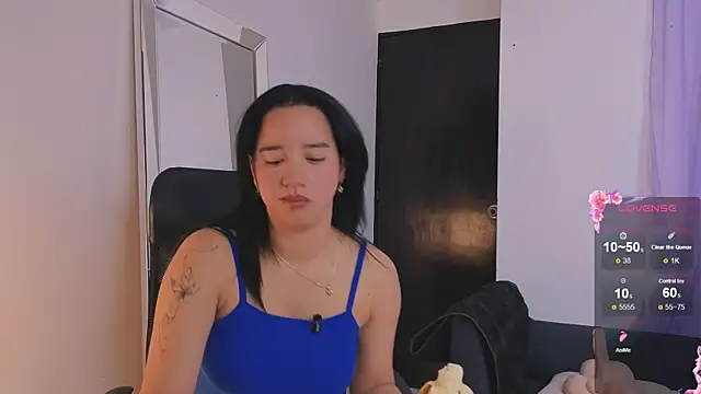 Snapshot of emilyrouxe chatting on September 24, 2025, 2:53 pm emilyrouxe online show from September 24, 2025, 2:53 pm