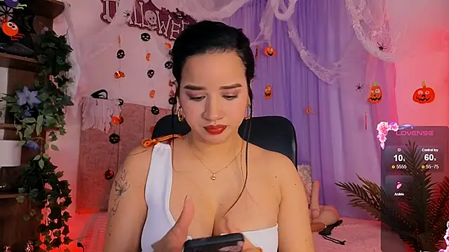 Snapshot of emilyrouxe chatting on October 31, 2025, 3:02 pm emilyrouxe online show from October 31, 2025, 3:02 pm