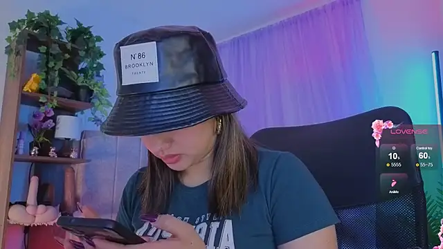 Snapshot of emilyrouxe chatting on November 28, 2025, 4:09 pm emilyrouxe online show from November 28, 2025, 4:09 pm