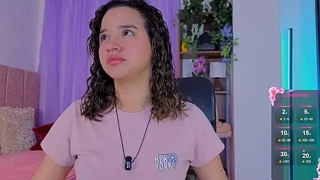 Snapshot of emilyrouxe chatting on December 17, 2025, 3:29 pm emilyrouxe online show from December 17, 2025, 3:29 pm