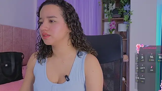 Snapshot of emilyrouxe chatting on December 18, 2025, 2:56 pm emilyrouxe online show from December 18, 2025, 2:56 pm