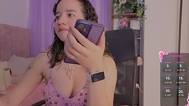 Snapshot of emilyrouxe chatting on January 9, 2026, 4:32 pm emilyrouxe online show from January 9, 2026, 4:32 pm