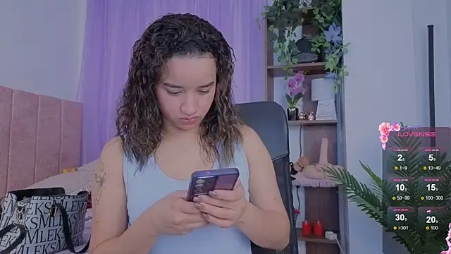 Snapshot of emilyrouxe chatting on January 12, 2026, 4:01 pm emilyrouxe online show from January 12, 2026, 4:01 pm