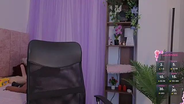 Snapshot of emilyrouxe chatting on January 15, 2026, 3:49 pm emilyrouxe online show from January 15, 2026, 3:49 pm