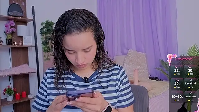 Snapshot of emilyrouxe chatting on March 4, 2026, 3:51 pm emilyrouxe online show from March 4, 2026, 3:51 pm