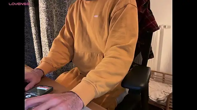 Snapshot of FrenchCamDog chatting on January 9, 2025, 11:24 pm FrenchCamDog online show from January 9, 2025, 11:24 pm