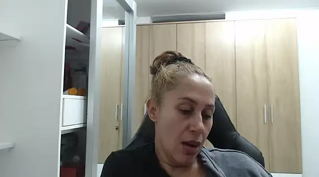 RoxanaLove9 online show from January 5, 2025, 3:00 am