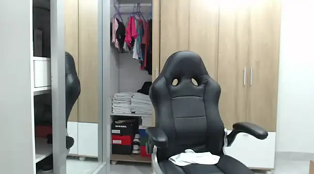 RoxanaLove9 online show from January 28, 2025, 11:07 pm