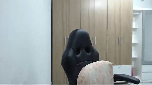 RoxanaLove9 online show from November 20, 2025, 1:28 am