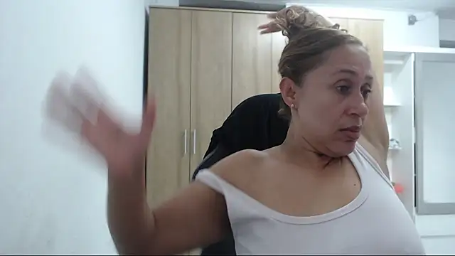 RoxanaLove9 online show from March 13, 2026, 10:27 pm