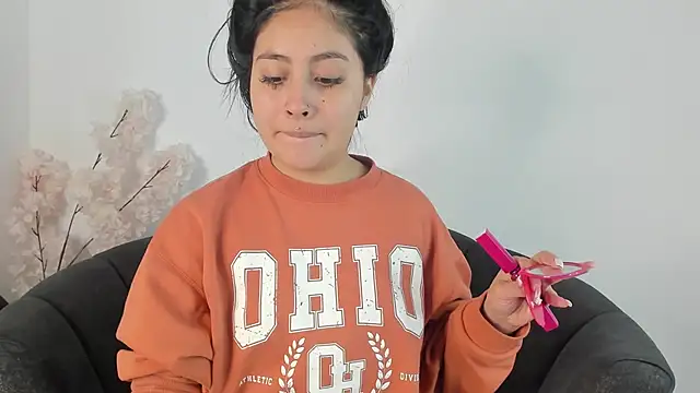 Annie9  online show from March 20, 2025, 3:56 am