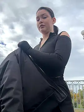 KikiWatson online show from October 25, 2025, 7:05 am