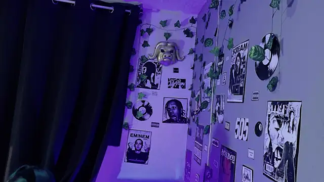 yulianademond66 online show from April 22, 2026, 2:18 pm