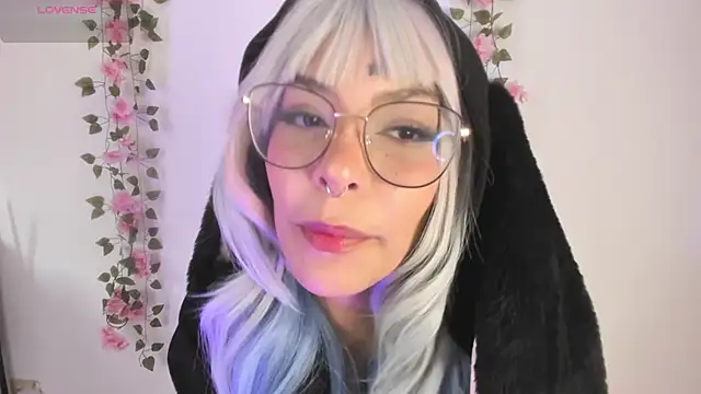 Snapshot of Luna-Chann chatting on June 15, 2026, 8:00 pm Luna-Chann online show from June 15, 2026, 8:00 pm