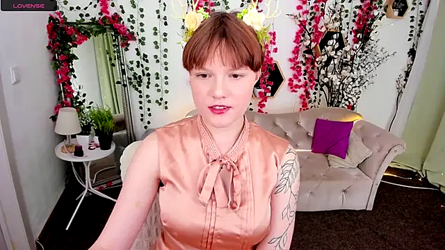 DreamyLuna online show from November 20, 2025, 8:08 pm