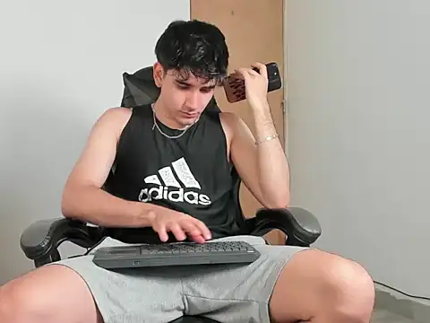 leo030809 online show from April 20, 2026, 4:54 pm