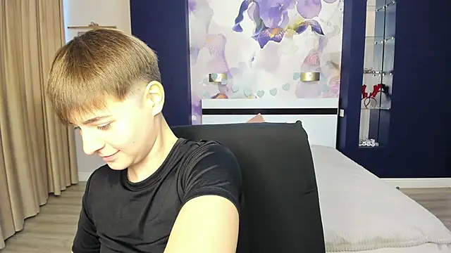 EmiliaYours online show from September 30, 2025, 12:32 pm