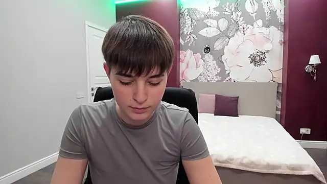 EmiliaYours online show from November 11, 2025, 3:01 pm