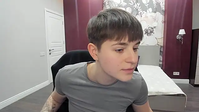 EmiliaYours online show from January 9, 2026, 3:37 pm