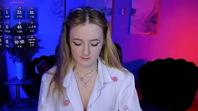 luna berryy online show from April 8, 2026, 8:20 pm