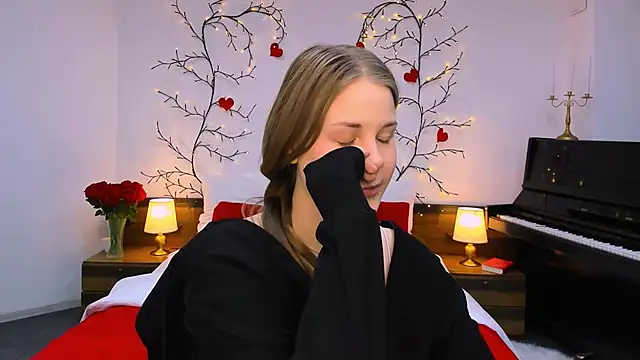 holy kitty online show from October 7, 2025, 1:41 pm