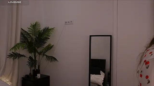 Lilly Colins online show from January 18, 2025, 2:55 pm