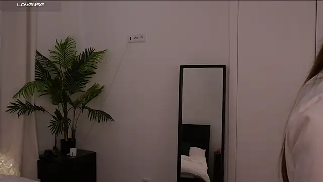 Lilly Colins online show from January 23, 2025, 2:28 pm