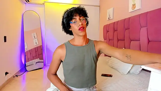 APRILL FOXX online show from October 7, 2025, 8:50 pm