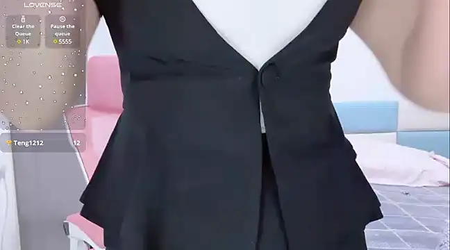 Qwi-V1 online show from December 22, 2024, 10:58 pm