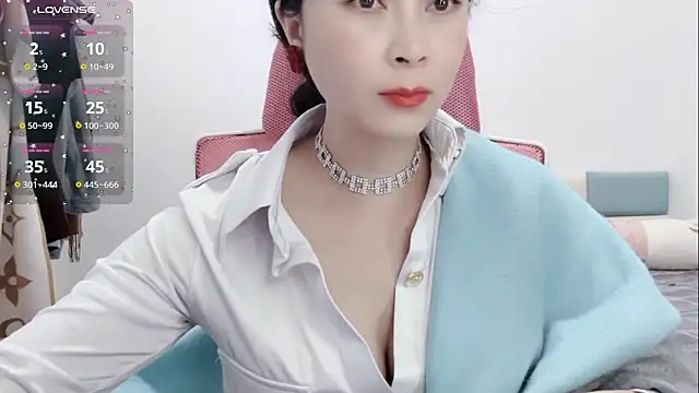 Qwi-V1 online show from February 6, 2025, 11:37 pm