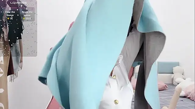 Qwi-V1 online show from February 9, 2025, 11:04 pm