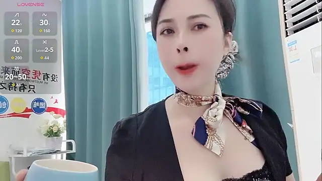 Qwi-V1 online show from October 31, 2025, 6:14 am