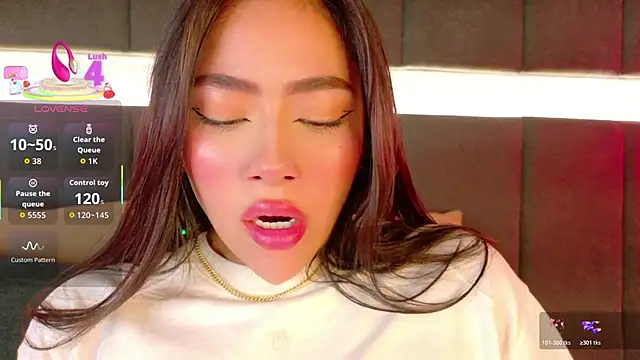 nicolle pierce online show from November 15, 2025, 2:02 pm