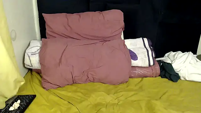 Snapshot of Busty-Londie chatting on October 27, 2025, 12:04 am Busty-Londie online show from October 27, 2025, 12:04 am