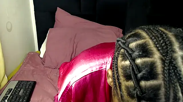 Snapshot of Busty-Londie chatting on November 12, 2025, 6:52 pm Busty-Londie online show from November 12, 2025, 6:52 pm