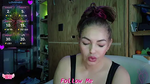 QueenYsuRey online show from November 10, 2025, 6:29 pm