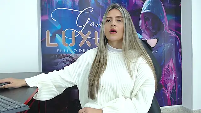 miacarperr1 online show from February 10, 2025, 8:53 pm