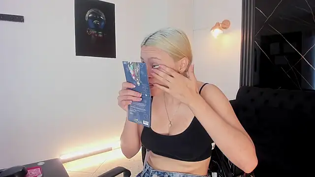 miacarperr1 online show from February 12, 2026, 8:26 pm