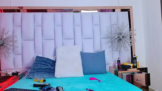 LiliFox18 online show from December 19, 2024, 7:18 pm