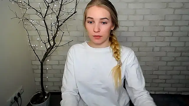 Snapshot of Queen_ofLove chatting on March 19, 2025, 6:01 pm Queen ofLove online show from March 19, 2025, 6:01 pm