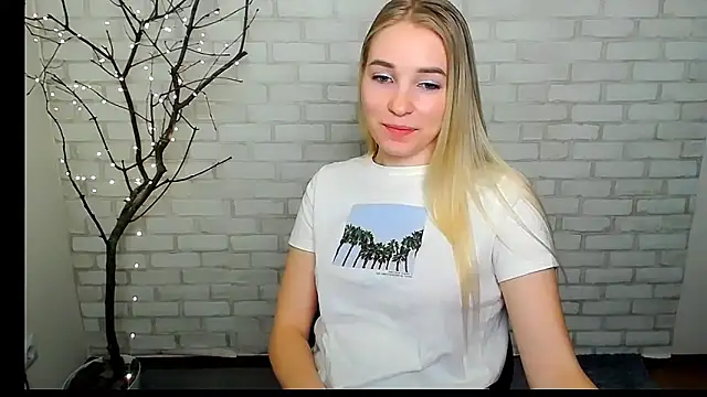 Snapshot of Queen_ofLove chatting on March 21, 2025, 7:24 pm Queen ofLove online show from March 21, 2025, 7:24 pm