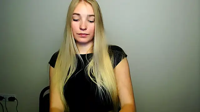 Snapshot of Queen_ofLove chatting on October 13, 2025, 8:53 pm Queen ofLove online show from October 13, 2025, 8:53 pm