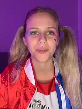 lunawolf21 online show from October 18, 2025, 5:46 pm